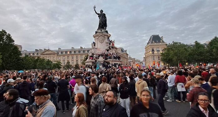 Miles de personas celebran en la Plaza de la República la derrota de la ultraderecha francesa  | El Universal