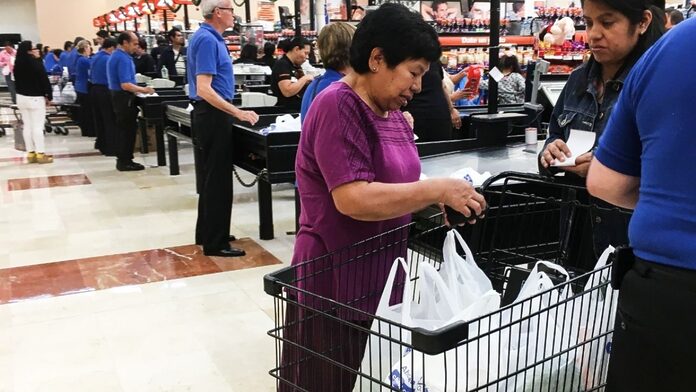 Mujeres con niños y adultos solitarios: estas son las víctimas que cazan los montachoques en los supermercados