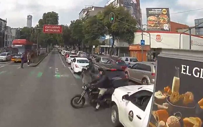 Difunden video del ‘frenón’ del Metrobús para no atropellar a un motociclista y que dejó 12 lesionados