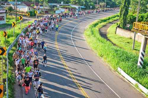 Sale caravana con cientos de migrantes desde la frontera sur hacia la norte