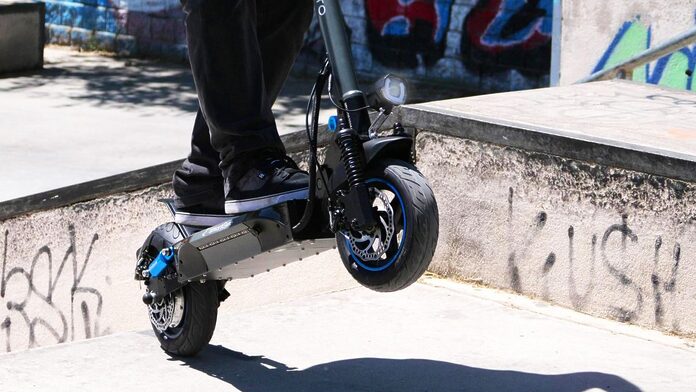 Potentísimo patinete con 900W y 50 km de batería: mucho más barato que una moto e igual de versátil