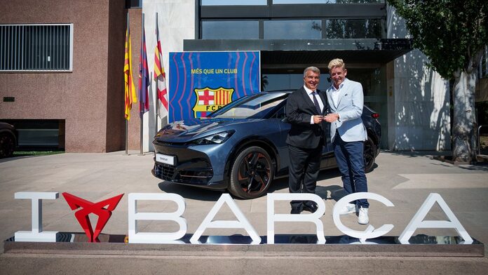 Cupra entrega al presidente del FC Barcelona lo último de su gama de modelos, un SUV coupé 100% eléctrico