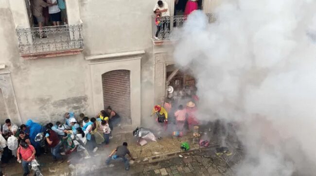 Explosión de pirotecnia deja 7 lesionados durante el desfile de la Guelaguetza, en Oaxaca