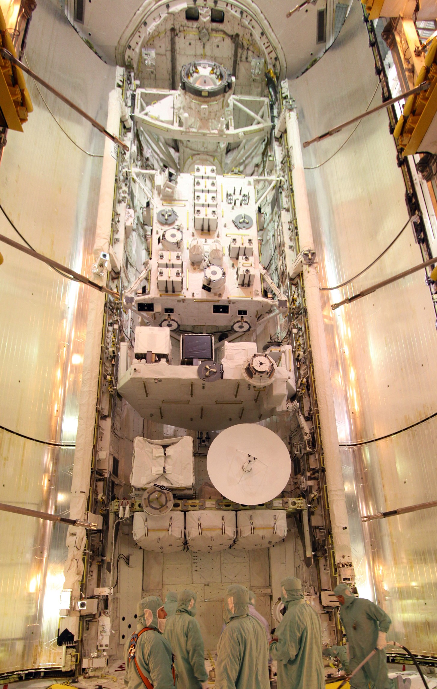 Las cargas útiles del STS-127 en la bodega de carga del Endeavour en la plataforma de lanzamiento 39A del Centro Espacial Kennedy de la NASA en Florida