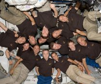 Los 13 miembros de la Expedición 20 y STS-127 posan para una última fotografía antes de despedirse