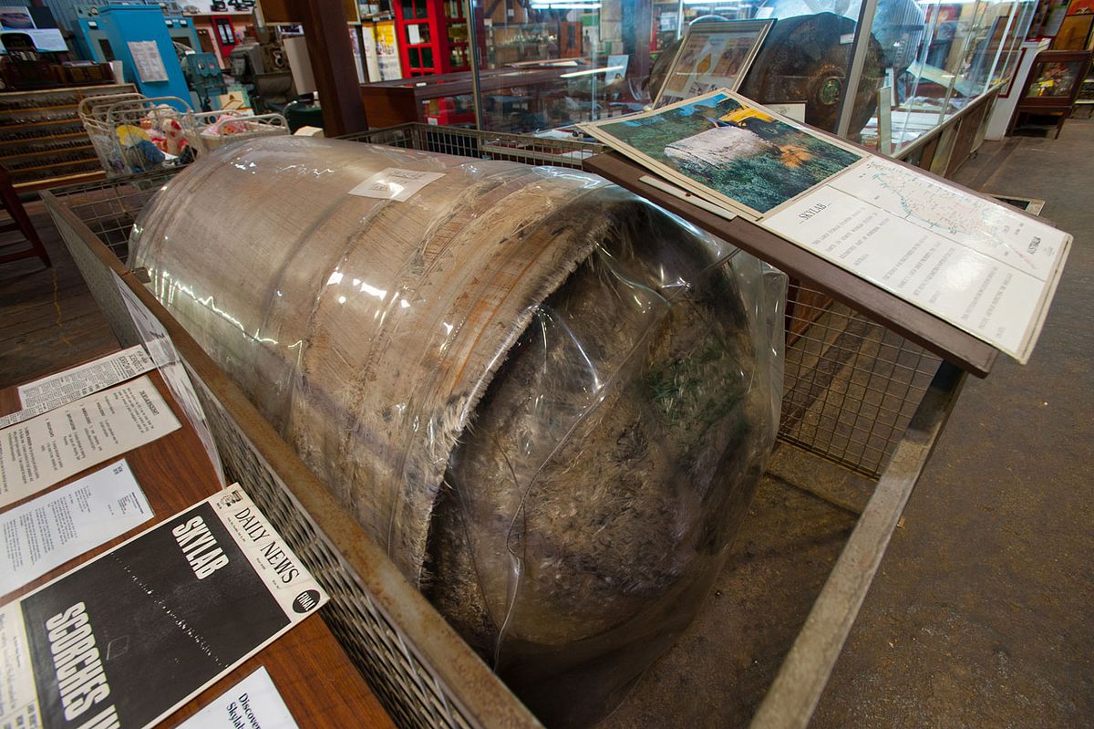 El museo de Esperance, Australia Occidental, exhibe un tanque de oxígeno y un tanque de titanio de Skylab.