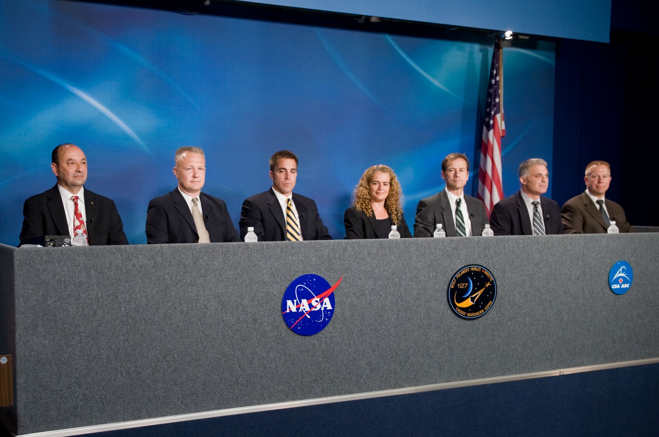 La tripulación del STS-127 durante su conferencia de prensa previa al vuelo en el Centro Espacial Johnson de la NASA en Houston