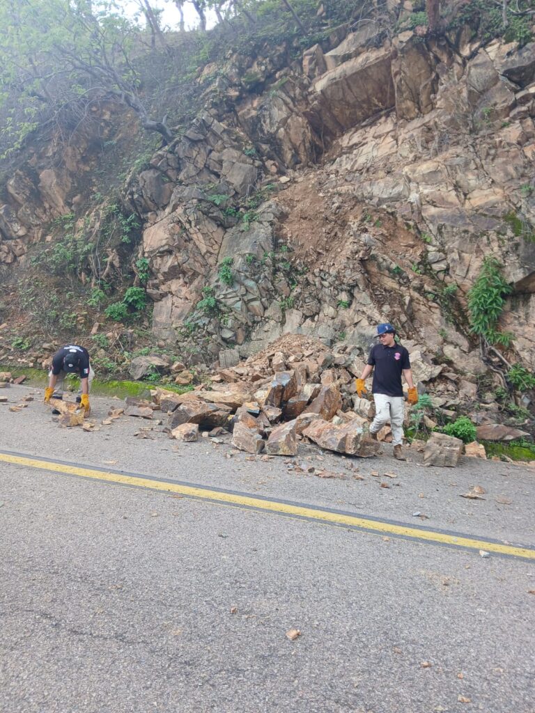 Deslaves por la carretera libre México 40 Mazatlán-Durango