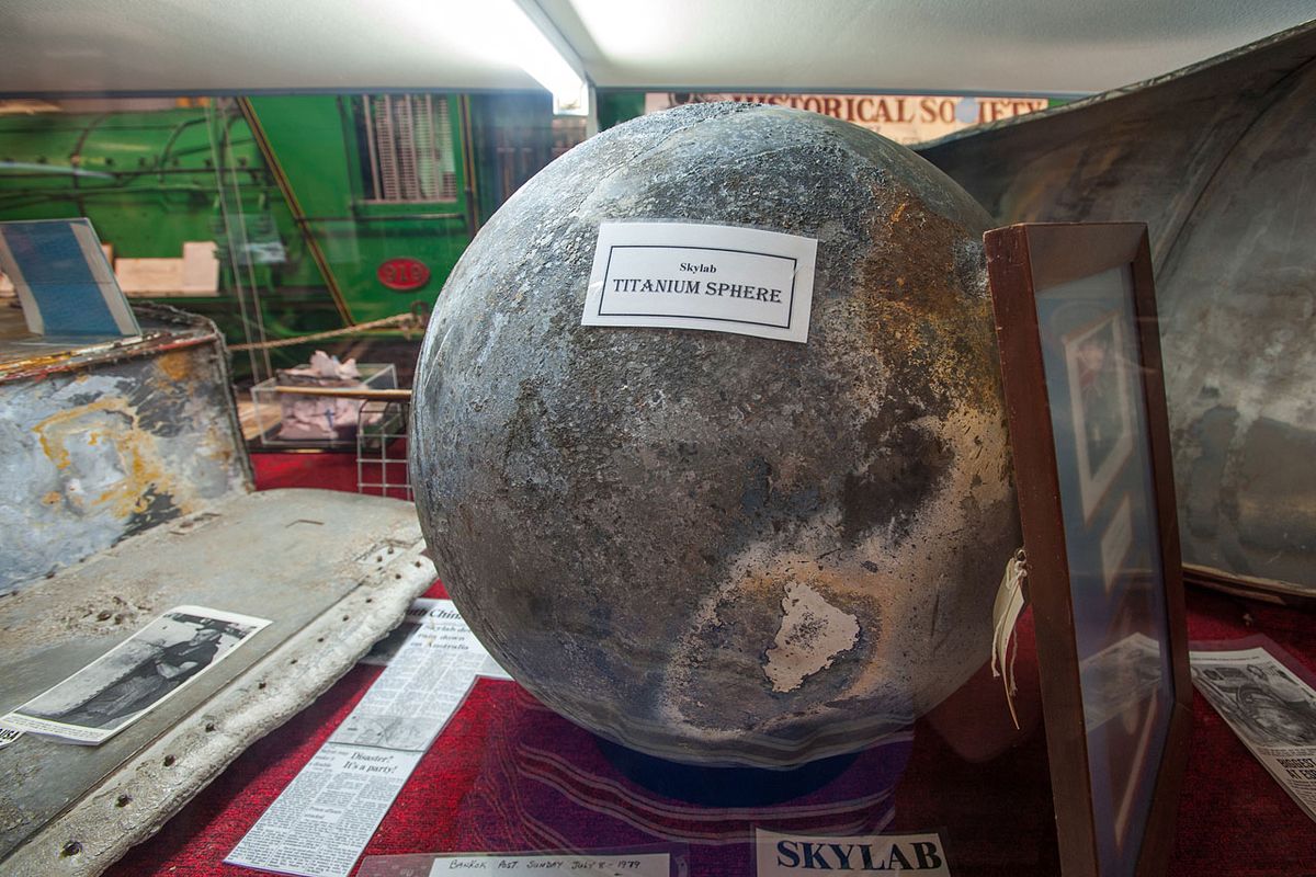 El museo de Esperance, Australia Occidental, exhibe un tanque de oxígeno y un tanque de titanio de Skylab.