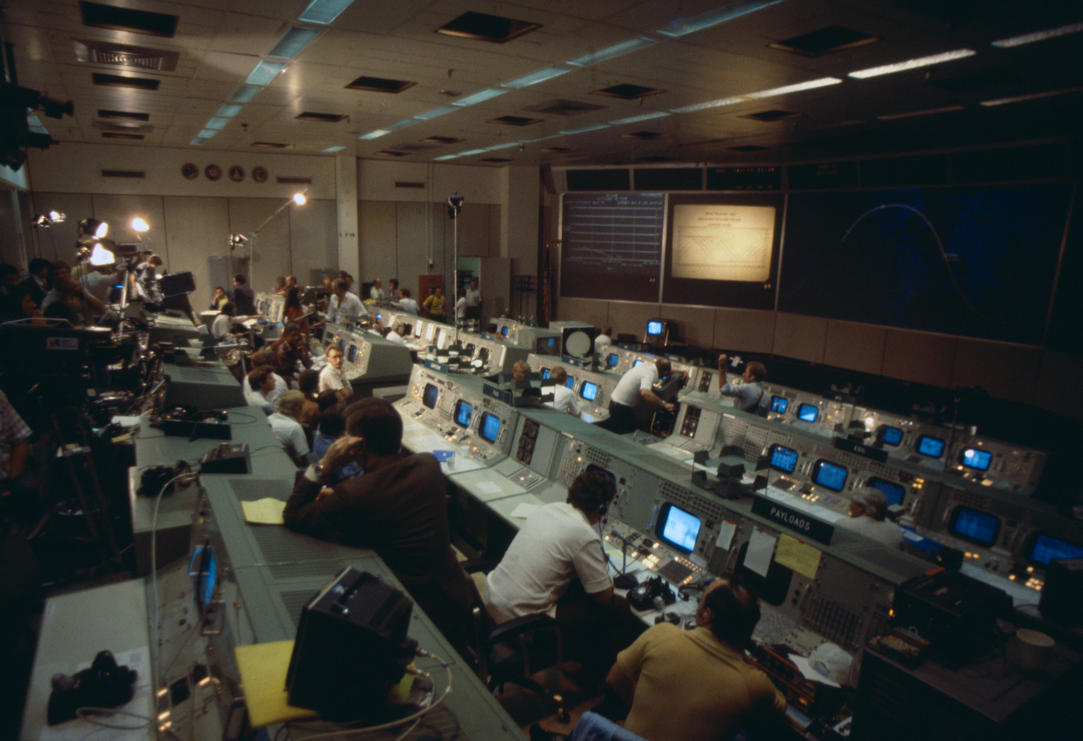 Operadores en el Centro de Control de Misión en el Centro Espacial Johnson de la NASA en Houston durante el reingreso al Skylab