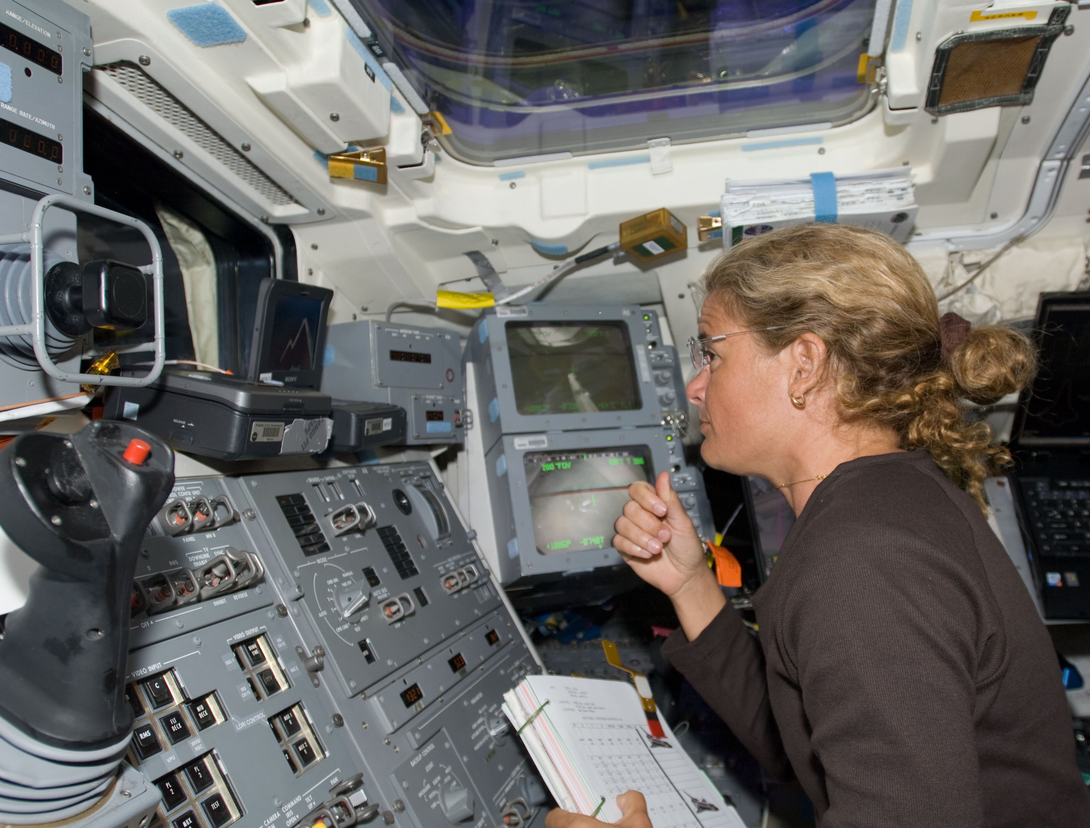 La astronauta de la Agencia Espacial Canadiense Julie Payette opera el SRMS durante la inspección del TPS