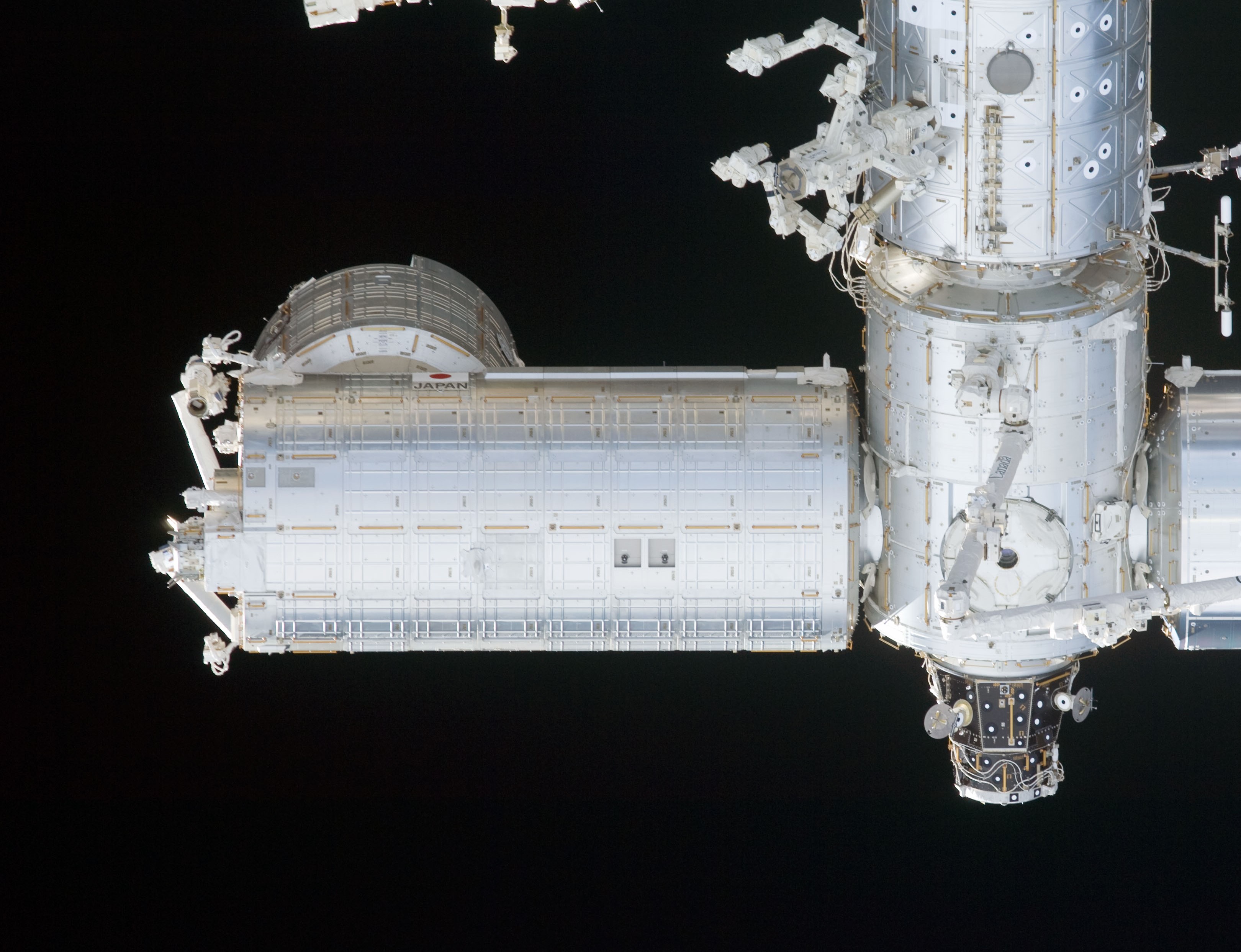 Primer plano del módulo experimental japonés Kibo: los astronautas colocaron la instalación expuesta en el extremo izquierdo del módulo