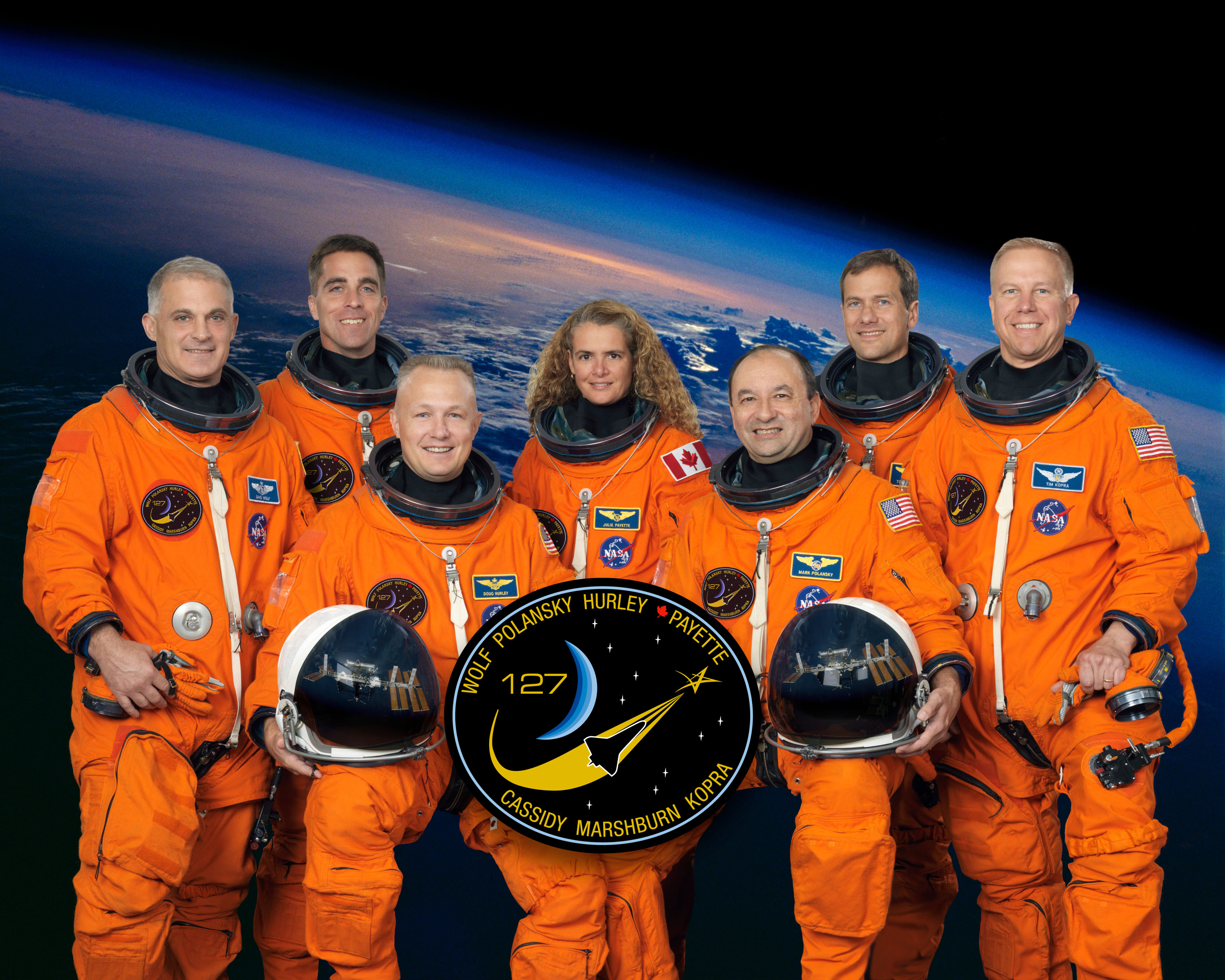 Fotografía oficial de la tripulación de la misión STS-127 formada por David A. Wolf (izquierda), Christopher J. Cassidy, Douglas G. Hurley, Julie Payette de Canadá, Mark L. Polansky, Thomas H. Marshburn y Timothy L. Kopra