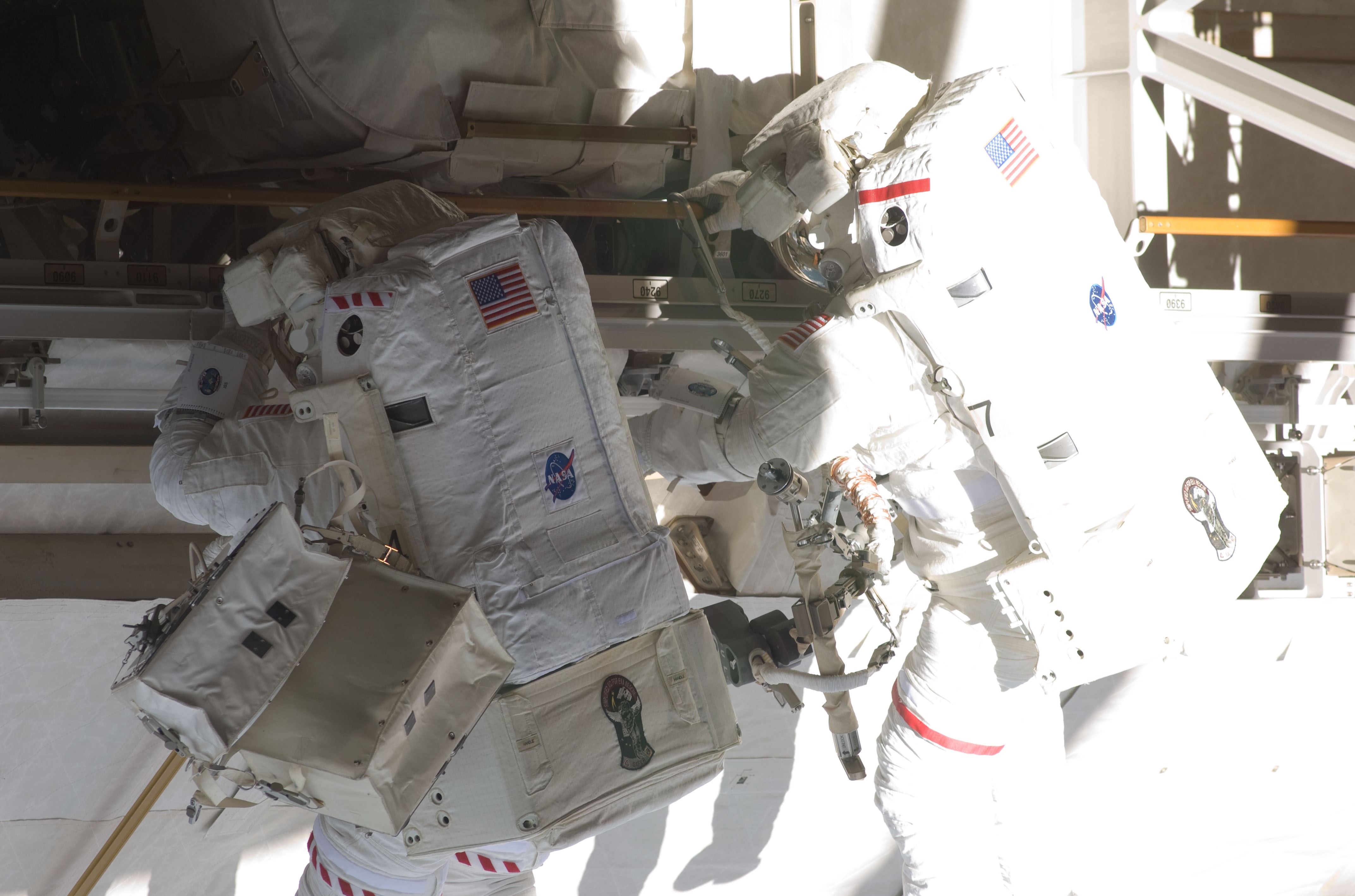 Christopher J. Cassidy, a la izquierda, y David A. Wolf durante la tercera caminata espacial de la misión