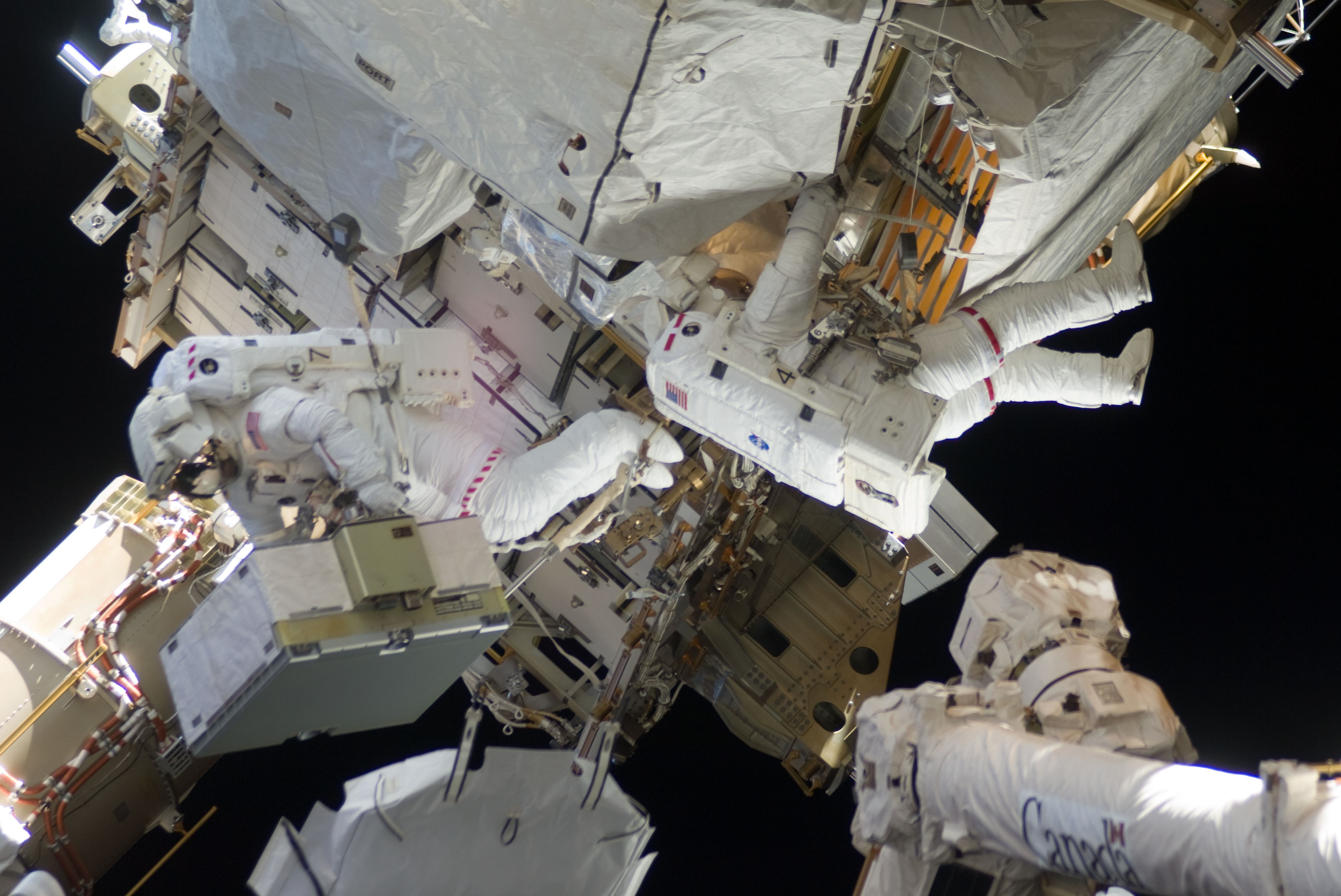 Christopher J. Cassidy, a la izquierda, y Thomas H. Marshburn intercambian baterías de la estación espacial durante la cuarta caminata espacial de la misión.