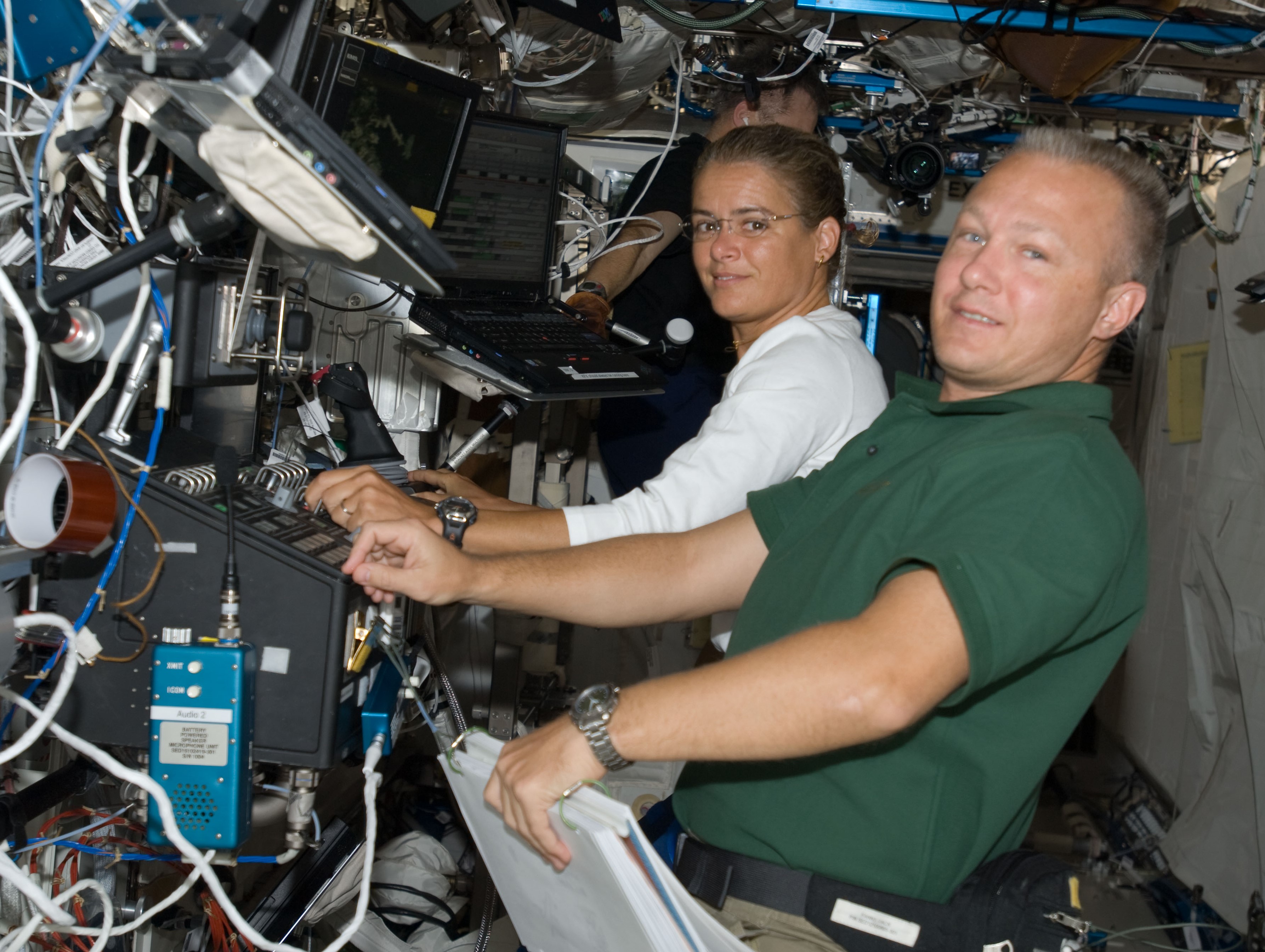 La astronauta de la Agencia Espacial Canadiense Julie Payette, a la izquierda, y el astronauta de la NASA Douglas G. Hurley operan el brazo robótico de la estación durante la cuarta caminata espacial