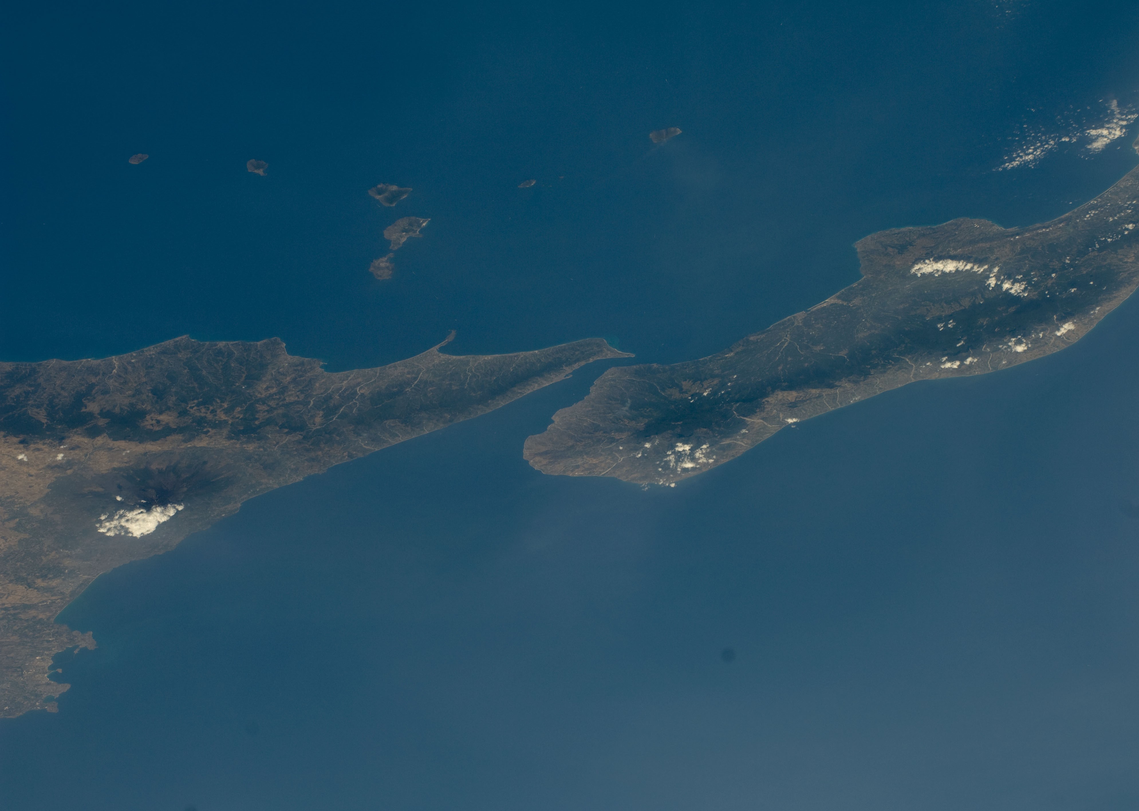 Sicilia con el Etna, a la izquierda, y la “punta” de Italia a la derecha