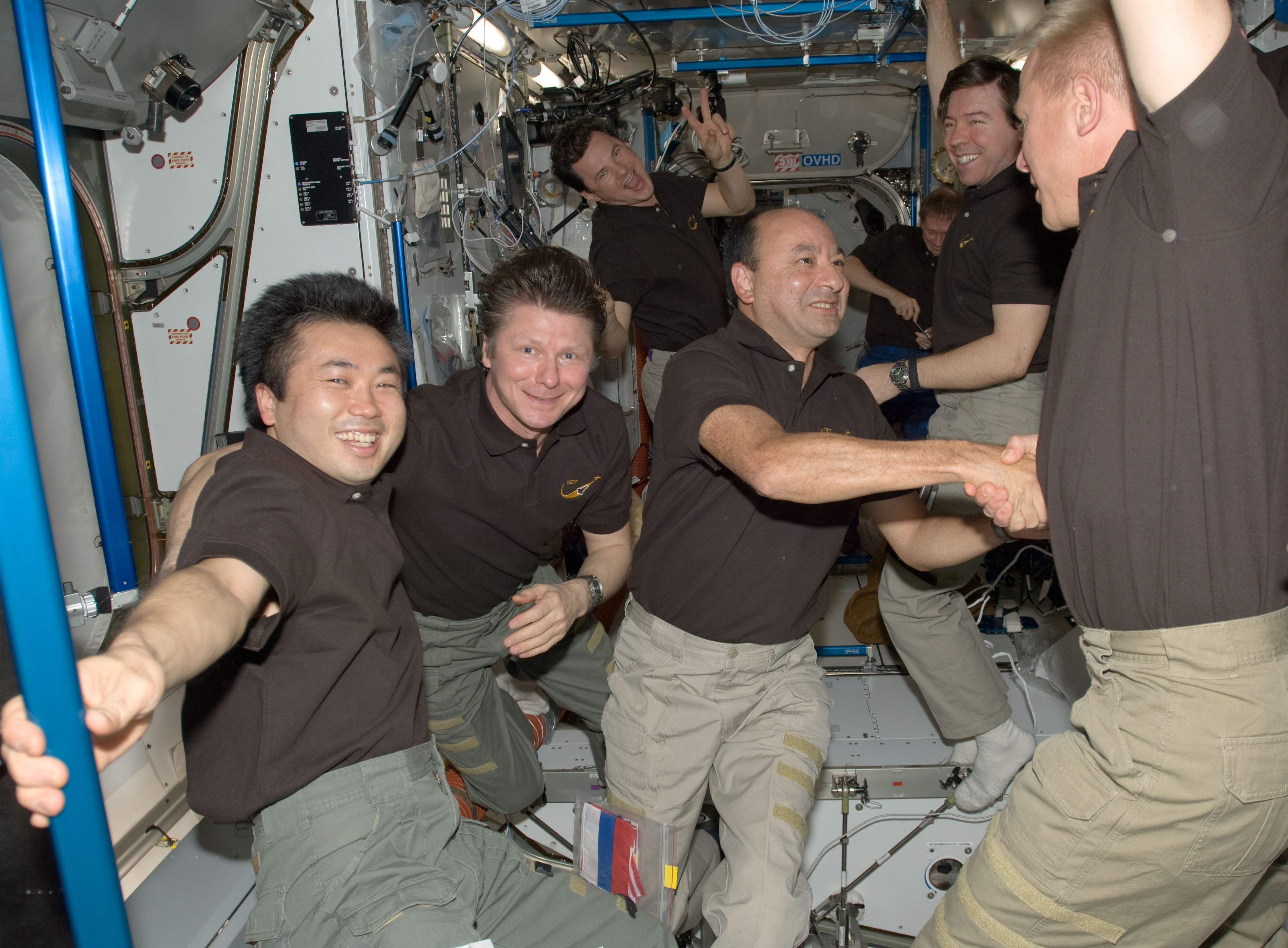 Los miembros de la tripulación se despiden, con Koichi Wakata de la Agencia de Exploración Aeroespacial de Japón, a la izquierda, pareciendo un poco reacio a irse después de pasar 133 días a bordo de la estación espacial.