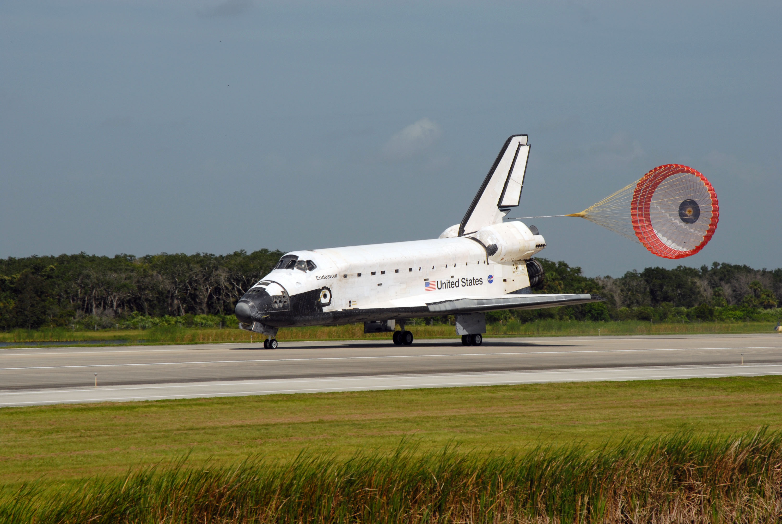 El Endeavour aterriza en la instalación de aterrizaje del transbordador en el Centro Espacial Kennedy de la NASA en Florida