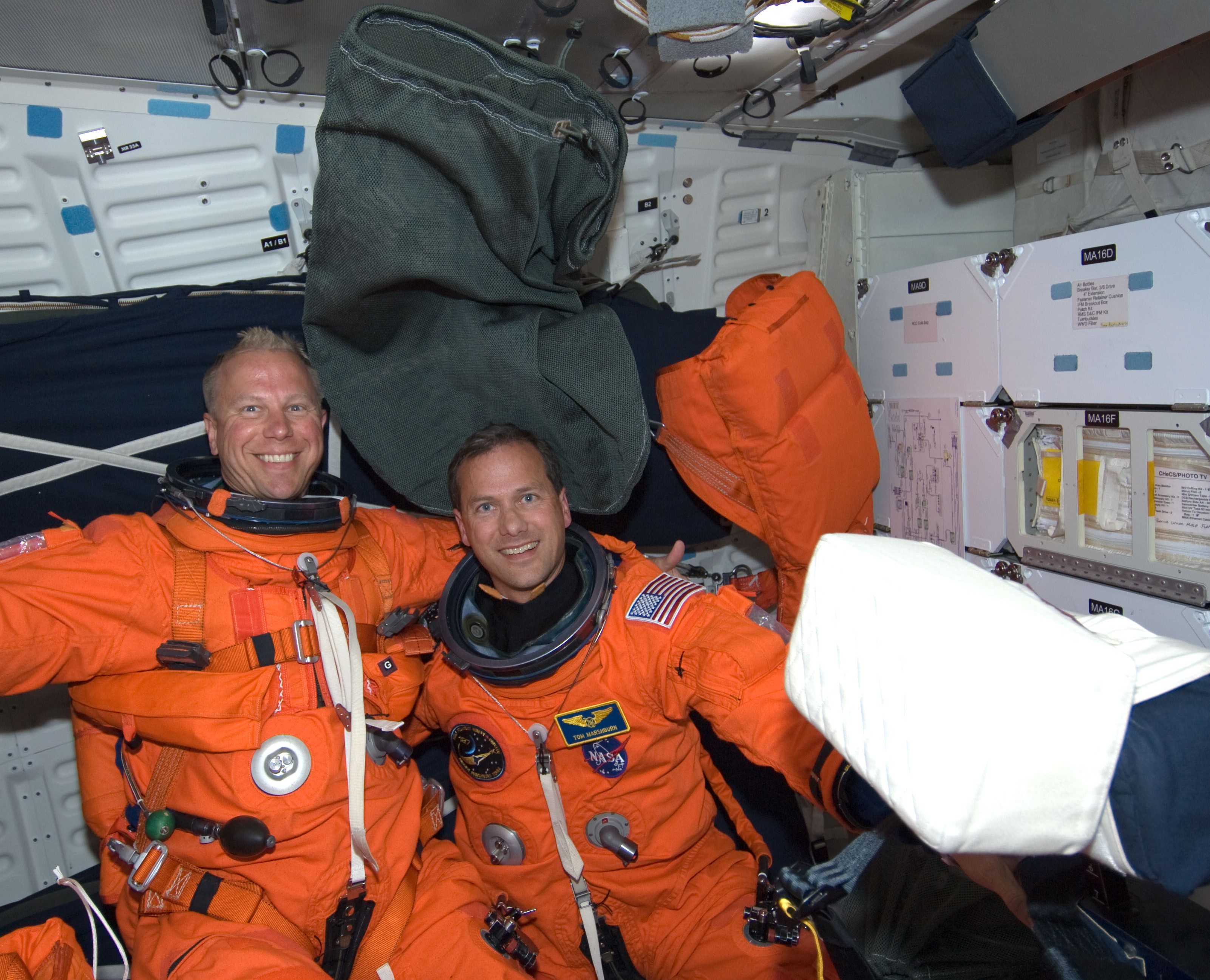 Los astronautas de la NASA Timothy L. Kopra, a la izquierda, y Thomas H. Marshburn disfrutan de los primeros minutos de ingravidez después de que el Endeavour alcanzara la órbita