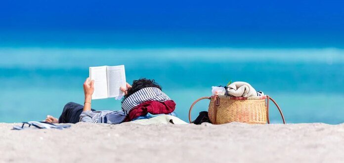 Los libros de julio perfectos para la playa o la montaña: crímenes sin resolver, thrillers de espías y novelas románticas