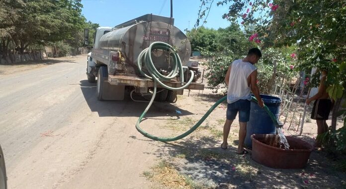 Guasave apoya con pipas de agua a habitantes de Tres Garantías: Gildardo Leyva