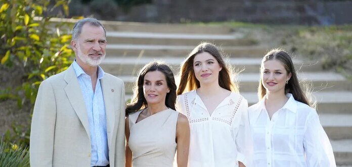 La reina Letizia estrena un elegantísimo vestido midi de color beige y escote asimétrico en Girona