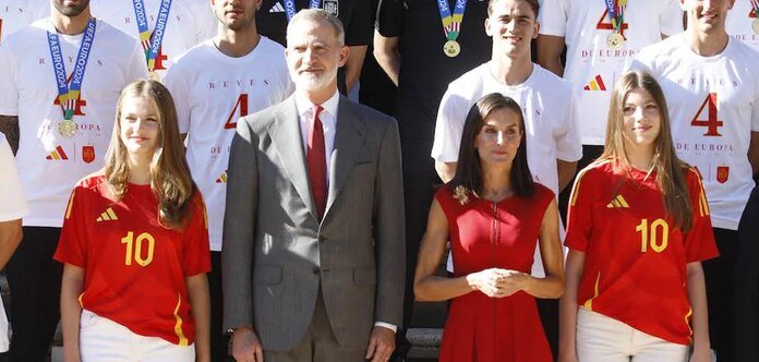 Letizia recibe a la selección con un look perfecto: el vestido rojo de la reina y el mensaje oculto en las camisetas de Leonor y Sofía