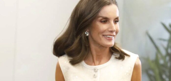 La reina Letizia estrena un original vestido blanco en los Premios Mariano de Cavia: elegantísima con sandalias de tacón cómodo