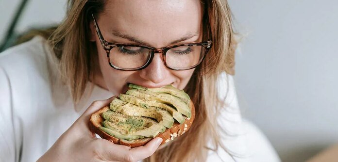 El beneficio inesperado de incluir aguacate en el desayuno