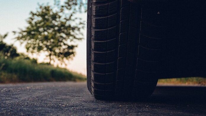 Investigan a cuatro menores por colocar objetos en la carretera