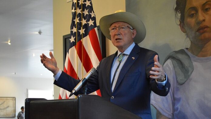 Ken Salazar expresa su preocupación por elección directa de jueces