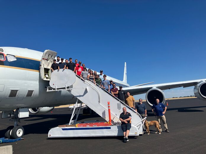 Más allá de los libros de texto: el avión DC-8 inspira a los estudiantes jubilados