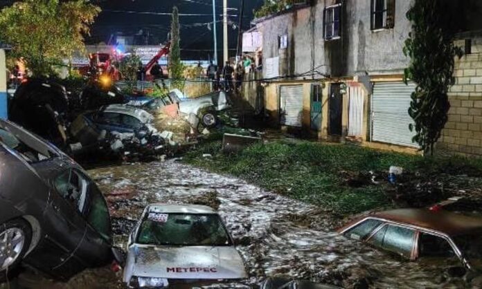 Videos | Tromba desborda río en Tejupilco; arrastra autos e inunda casas