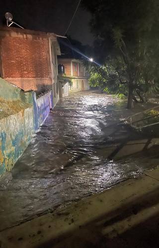 Otra vez Chalco: se desborda canal de  San Mateo Tezoquipan