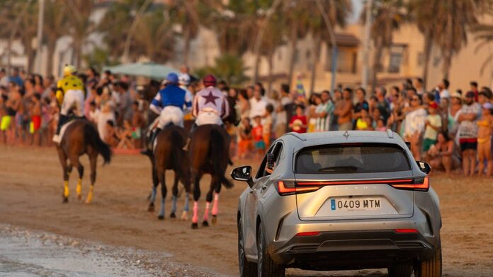 Así es el vehículo que «mueve» las Carreras de Caballos en las playas de Sanlúcar