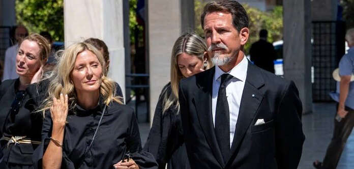 El elegante look de Marie-Chantal Miller en el funeral de Miguel de Grecia: mules de tacón sensato y el vestido camisero negro perfecto