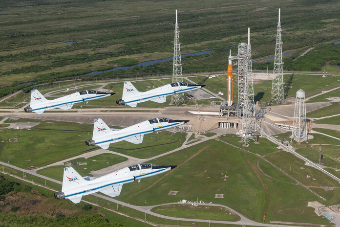 El T-38 sobrevuela el Artemis I en la plataforma de lanzamiento