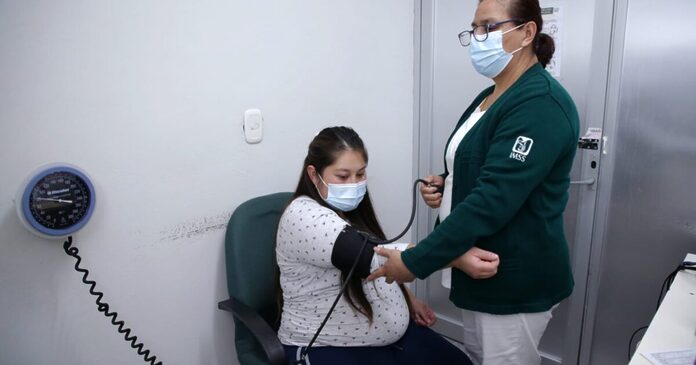 Mujeres deben llevar control médico de su embarazo para llevarlo a buen término: especialista