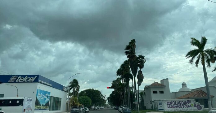 Lluvia ligera, viento y cortes de energía sorprenden a la ciudad de Los Mochis