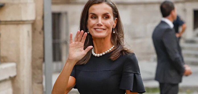 La reina Letizia reaparece en el funeral de Juan Gómez-Acebo con un vestido muy sobrio, zapatos de tacón cómodo y su bolso negro favorito