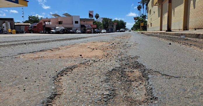 Las lluvias reabren viejas heridas: los baches reparados resurgen en calles de Guamúchil