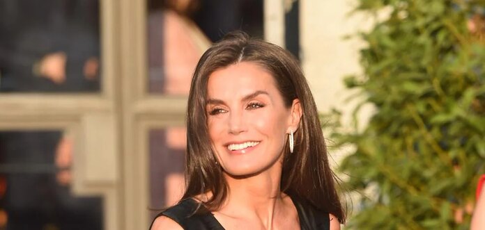 La reina Letizia se pone de nuevo su vestido negro favorito de H&M para inaugurar la temporada del Teatro Real