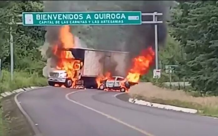 Videos | Jornada violenta en Michoacán: Balaceras, bloqueos carreteros y vehículos incendiados