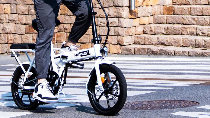 Esta bicicleta eléctrica cabe en un rincón de tu casa, es plegable y además increíblemente barata