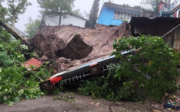 Huracán John suma tres víctimas en Oaxaca