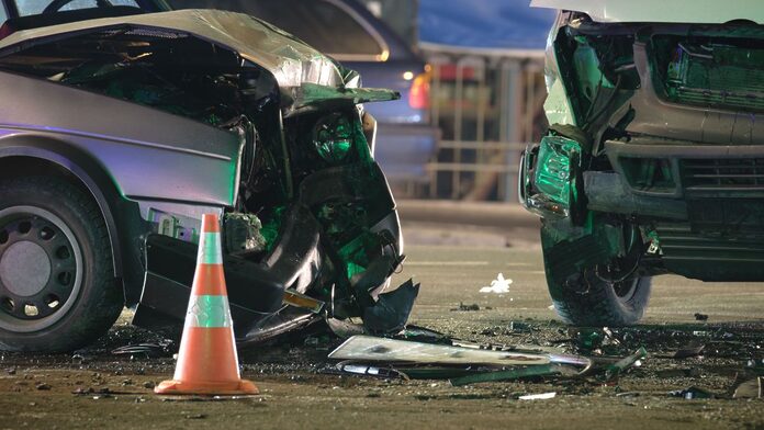 Intentar adelantar a la Policía a veces queda feo. Intentarlo en un túnel de lavado siempre queda mal