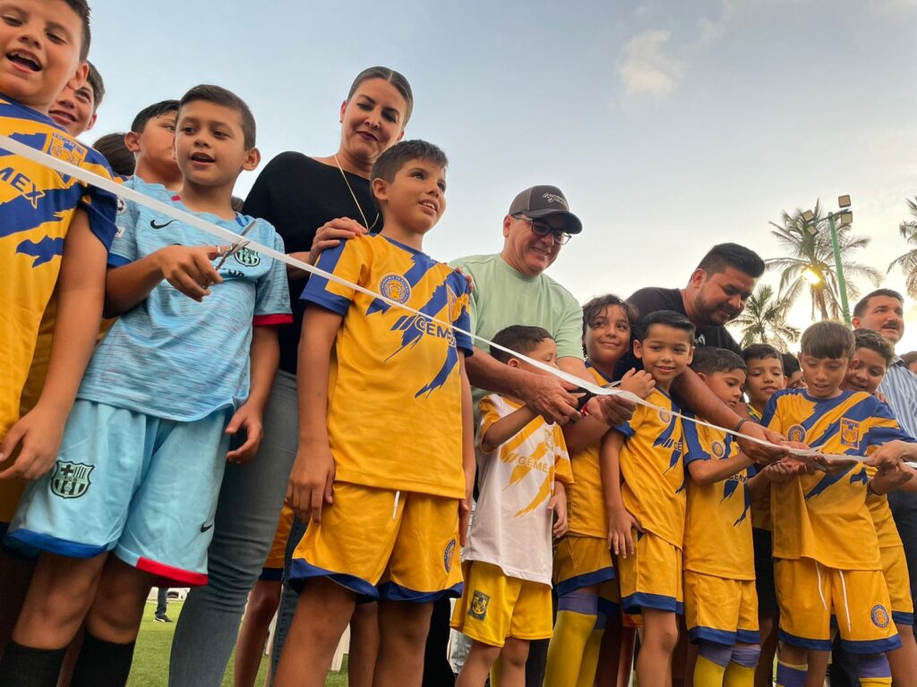 Niños futbolistas en el corte de listón