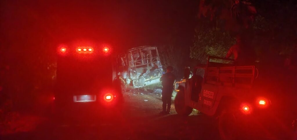 Elementos de seguridad despejando el camino y retirando el camión incendiado