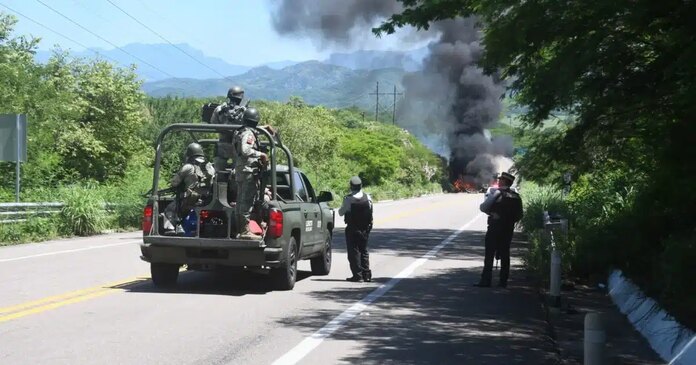 No fueron tres sino cinco los tráileres que bloquearon carretera a Durango; circulación sigue cerrada